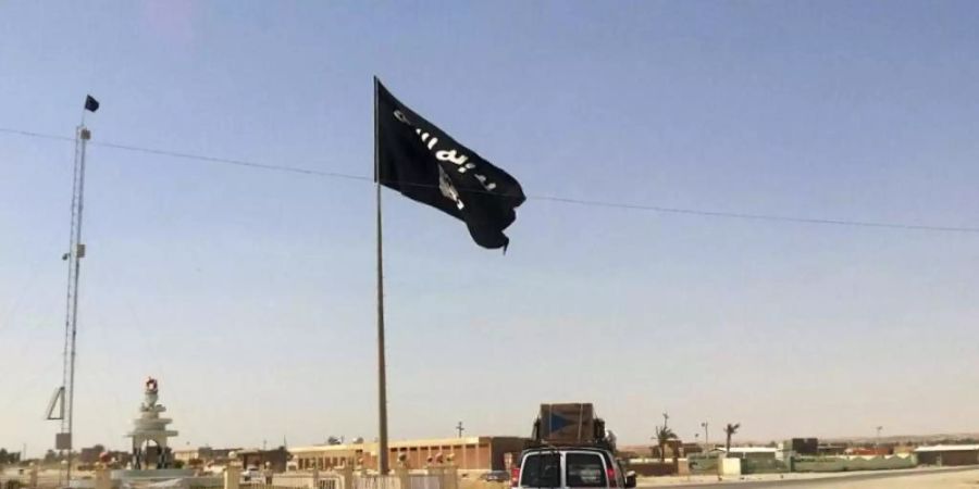 Das Archivfoto von 2014 zeigt eine Flagge der Terrororganisation IS im Nordirak. Foto: Uncredited/AP/dpa