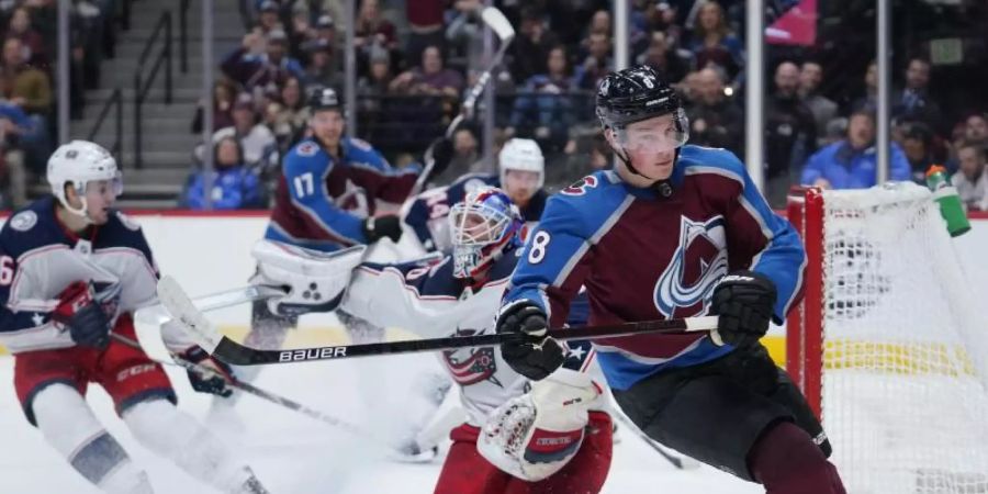 Cale Makar (r) von Colorado hat ein Tor gegen Columbus Blue Jackets-Torwart Joonas Korpisalo erzielt. Foto: Jack Dempsey/AP/dpa