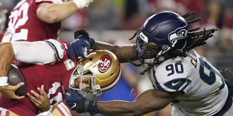 49ers-Quarterback Jimmy Garoppolo (l) wird von Jadeveon Clowney angegriffen. Foto: Tony Avelar/AP/dpa