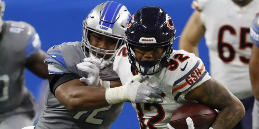 David Montgomery (r) von den Chicago Bears versucht Devon Kennard von den Detroit Lions auf Abstand zu halten. Foto: Paul Sancya/AP/dpa