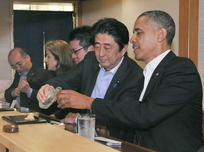 Der damalige US-Präsident Barack Obama (r.) und Japans Premierminister Shinzo Abe (l.) bei ihrem gemeinsamen Besuch im Sushi-Restaurant Jiro Sushi. (Archivbild) Obama