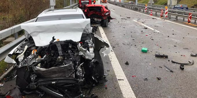 Hier geschah der Unfall. Der weisse Porsche ist vorne eingedrückt, das rote Unfallfahrzeug komplett zerstört. Bözberg