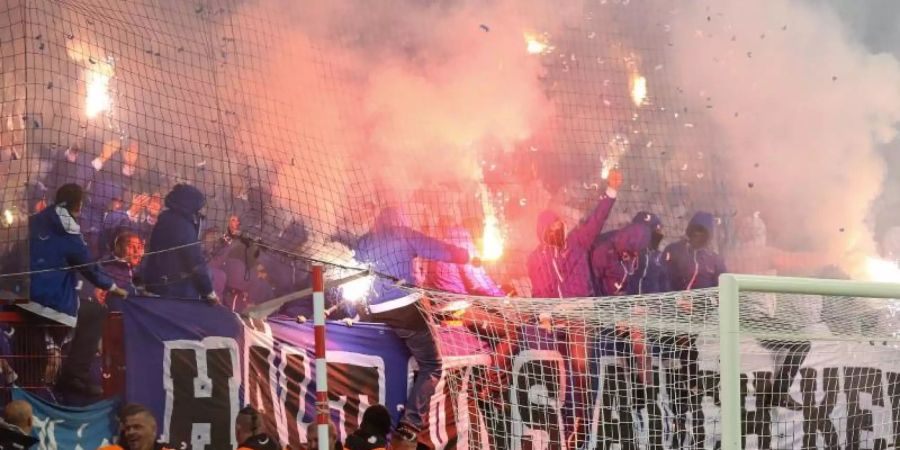 Hertha-Fans zünden im Fanblock Pyrotechnik. Foto: Andreas Gora/dpa