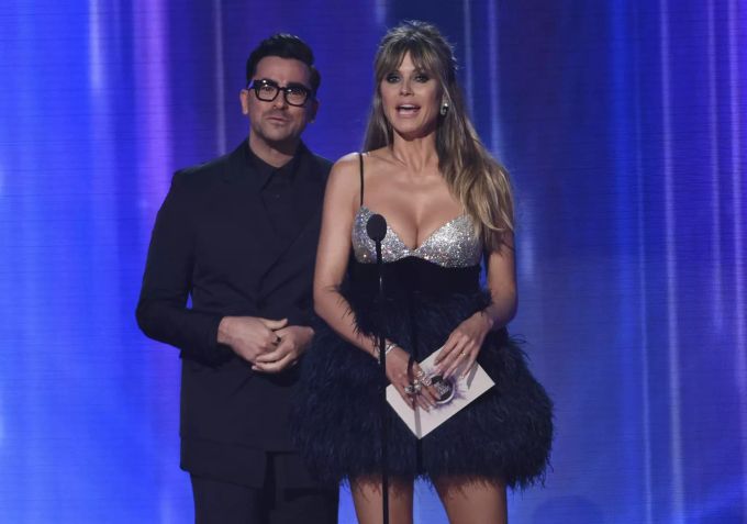 Dan Levy, links, und Heidi Klum überreichen den Preis für das beliebteste Pop/Rock-Album bei den American Music Awards. American Music Awards Klum