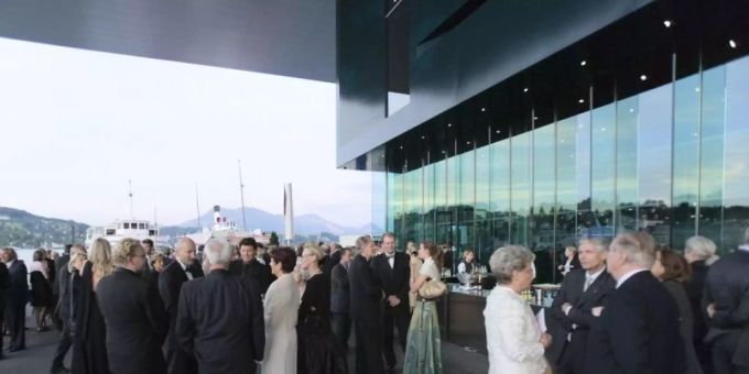 Konzertbesucher vor dem KKL in Luzern (Archivbild). KKL
