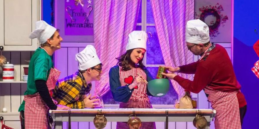 In der Weihnachtsbäckerei, gibt es manche Leckerei. Foto: Lino Mirgeler/dpa