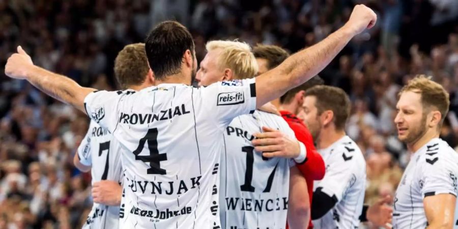 Die Spieler vom THW Kiel können sich nach dem Schlusspfiff über den Sieg freuen. Foto: Benjamin Nolte/dpa