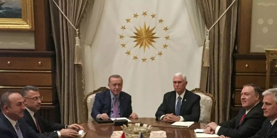 Erdogan (l.) und Pence in Ankara