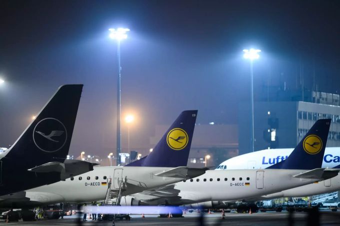 Passagiermaschinen der Fluggesellschaft Lufthansa stehen auf dem Gelände des Flughafen Frankfurt. (Archivbild) Lufthansa Coronavirus
