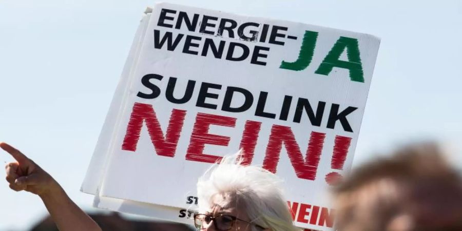 Öko-Strom aus dem windigen Norden ja, Stromtrassen nein: Protest gegen die sogenannte Suedlink-Leitung in Thüringen. Foto: Swen Pförtner/dpa