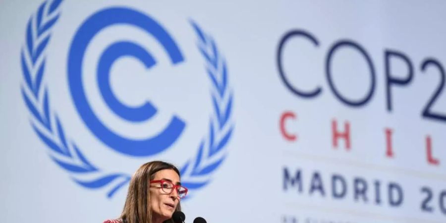 Carolina Schmidt aus Chile, Präsidentin des Klimagipfels, spricht vor dem Abschlussplenum der UN-Klimakonferenz (COP25). Foto: Lu Yang/XinHua/dpa