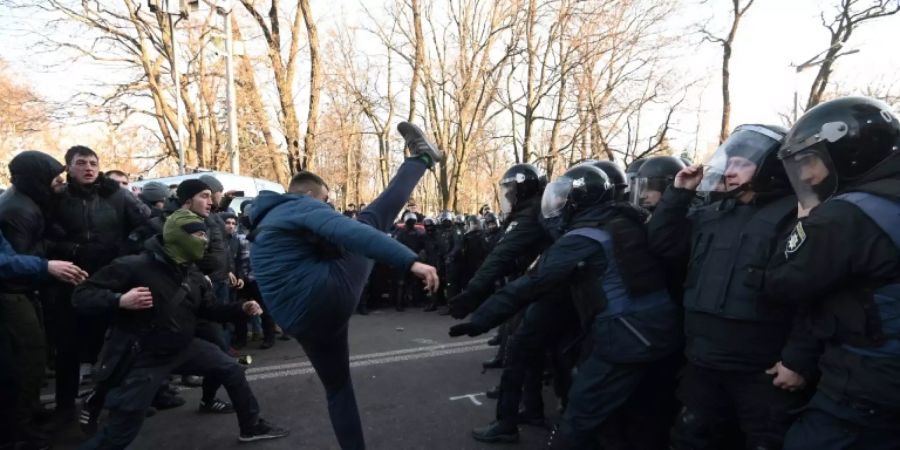 Demonstranten und Polizisten in Kiew