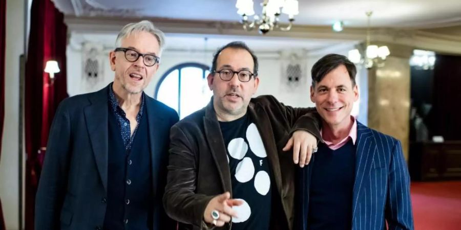 Oliver Reese (l-r), Intendant vom Berliner Ensemble, Barrie Kosky, Regisseur und Intendant der Komischen Oper Berlin und Dirigent Adam Benzwi in Berlin. Foto: Bernd von Jutrczenka/dpa