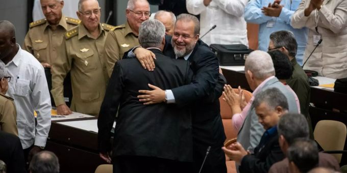 Manuel Marrero (M.r), neuer Premierminister von Kuba, umarmt Miguel Diaz-Canel (M.l), Präsidenten von Kuba. kuba premierminister