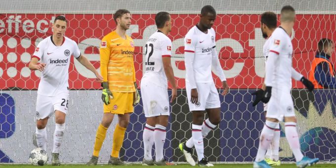 Spieler von Eintracht Frankfurt sind nach dem 0:2 durch Paderborn enttäuscht. SC Paderborn Eintracht Frankfurt