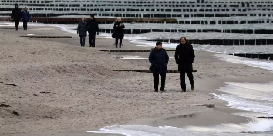 Sehr milde Temperaturen lassen einen Tag vor Heiligabend an der Ostsee keine wirklich winterliche Stimmung aufkommen. Foto: Bernd Wüstneck/dpa-Zentralbild/dpa