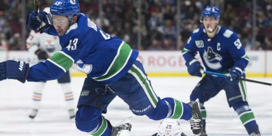 Zog mit den Edmonton Oilers in Vancouver den Kürzeren: Leon Draisaitl (unten). Foto: Jonathan Hayward/The Canadian Press/dpa