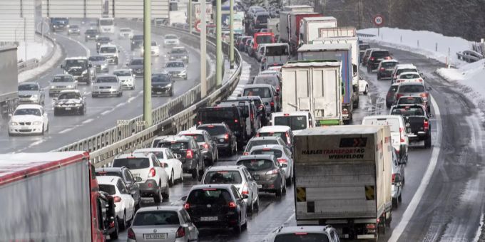 Das Astra veröffentlicht die Stauwarnungen. stau