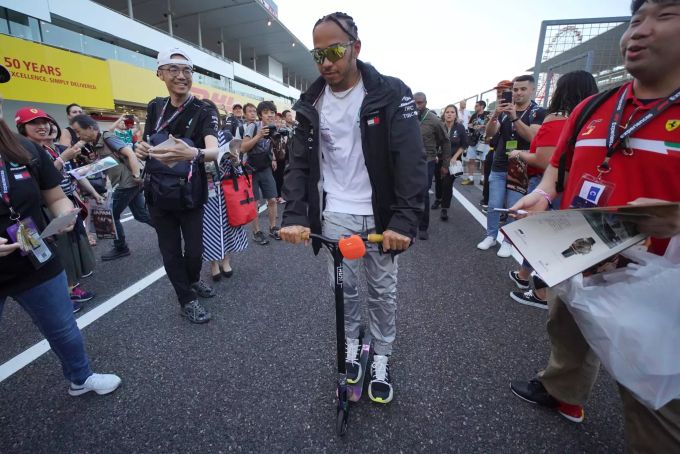 Wird Lewis Hamilton am Samstag die freie Zeit auf einem E-Scooter verbringen? suzuka