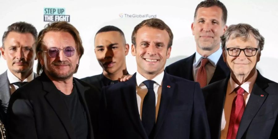 Sammeln Spenden gegen Aids und Malaria: der irische U2-Sänger Bono (2.v.li.) und Bill Gates (re.) bei der Konferenz in Lyon