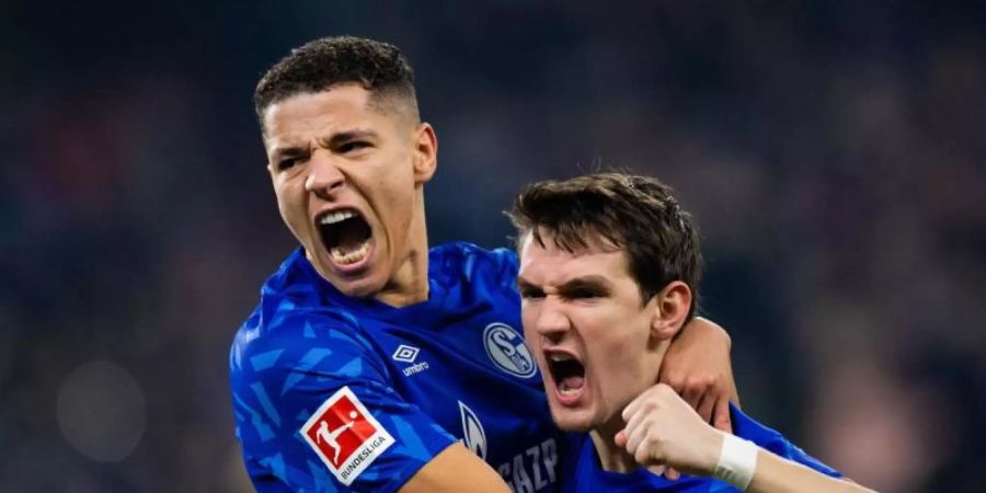 Schalkes Benito Raman (r) freut sich mit Amine Harit über sein Tor zum 1:0. Foto: Rolf Vennenbernd