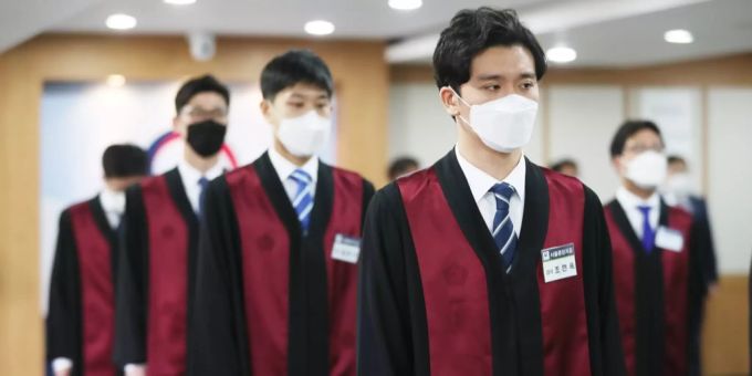 Menschen in Südkorea mit Atemschutzmasken. südkorea