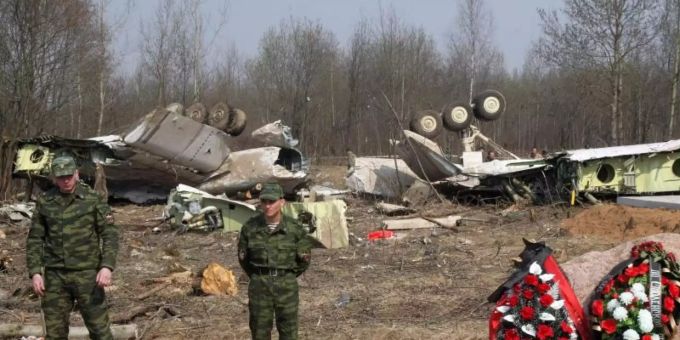 Russische Soldaten im April 2010 vor dem Wrack der Tupolev Tu-154. Foto: picture alliance / dpa Russische Soldaten im April 2010 vor dem Wrack der Tupolev Tu-154. Foto: picture alliance / dpa