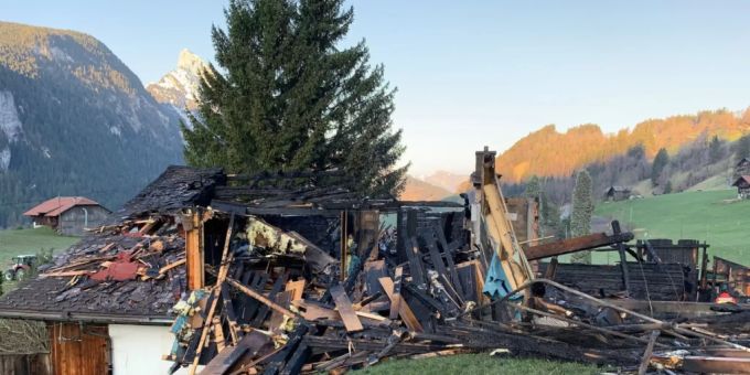 Das Haus in Saanen im Berner Oberland ist nach dem Brand nicht mehr bewohnbar. feuer saanen bern