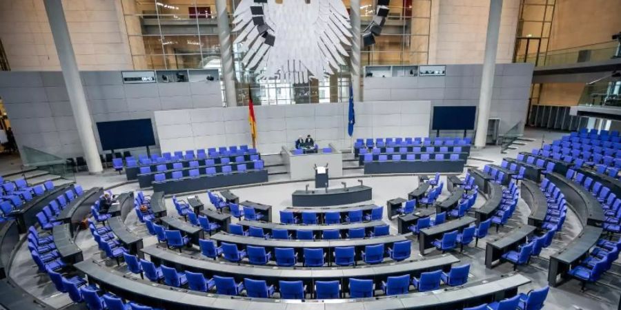 Das Grundgesetz sieht einen «Gemeinsamen Ausschuss» von Bundestag und Bundesrat als Notparlament vor, wenn das Parlament nicht rechtzeitig zusammentreten kann. Im Verteidigungsfall - und bald auch wegen Coronavirus-Ausfällen?. Foto: Michael Kappeler/dpa