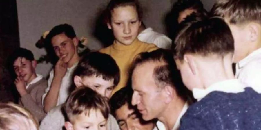 Paul Schäfer (Mitte) mit Kindern in Heide ca. 1960. Foto: WDR/LOOKSfilm/WDR Kommunikation/Redaktion Bild/dpa