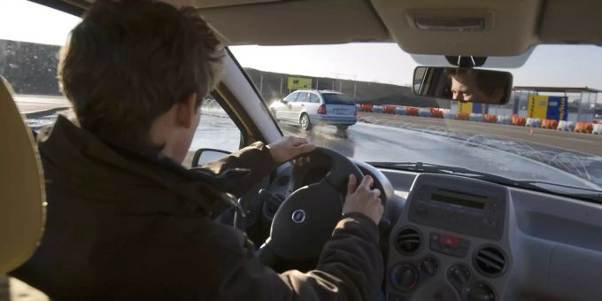 In Bassersdorf ZH sollen Mitarbeitende des Strassenverkehrsamts Prüfenden geholfen haben (Symbolbild). Bassersdorf ZH