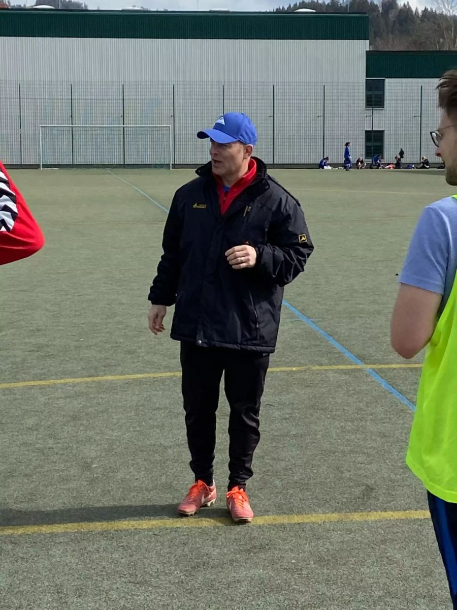 Trainer Christoph Oberholzer gibt Anweisungen.