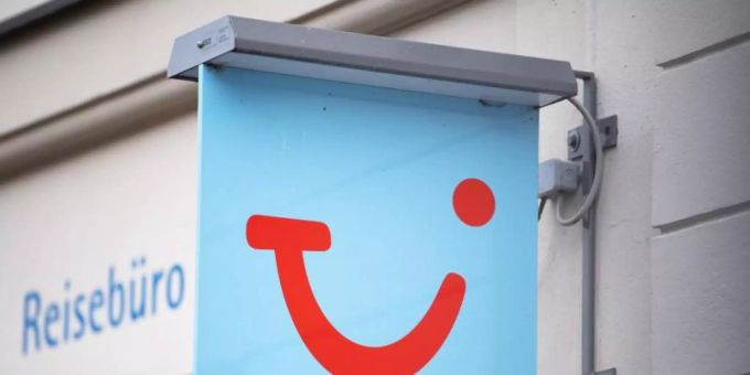 Das Logo des Reiseunternehmens Tui neben einem geschlossenen Reisebüro. Foto: Soeren Stache/dpa-Zentralbild/dpa Tui