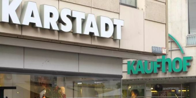 Passaten gehen an Filialen der Warenhausketten Karstadt und Kaufhof vorbei. D. Foto: Birgit Reichert/dpa Passaten gehen an Filialen der Warenhausketten Karstadt und Kaufhof vorbei. D. Foto: Birgit Reichert/dpa