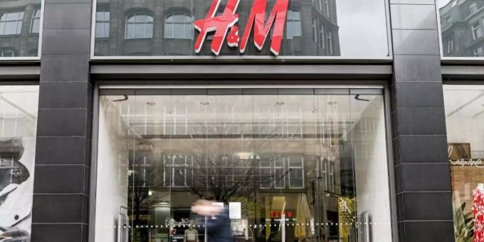Die Modekette H&M hat ihre Läden wegen der Corona-Krise schliessen müssen. H&M