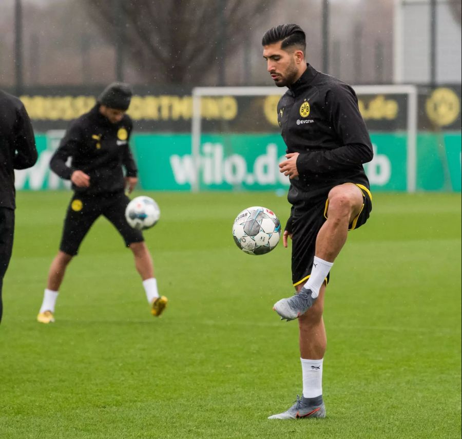 Emre Can (r) im bei seiner ersten Trainingseinheit mit dem BVB.