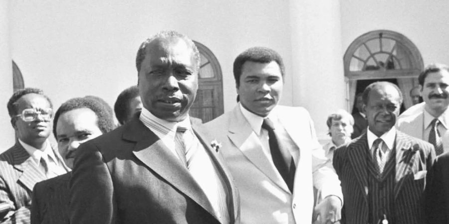 Langzeitpräsident: Daniel arap Moi (Mitte l.) trifft im Jahr 1980 die Boxlegende Muhammad Ali (M). Foto: Anonymous/AP/dpa