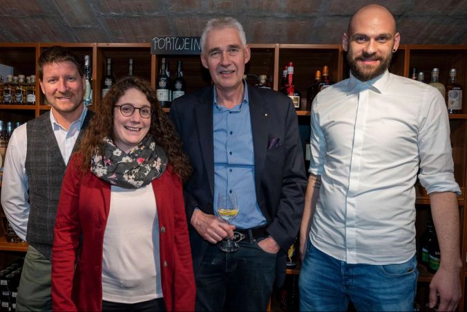 Vl: Simon Schmidlin, Pia Hurter (Leiterin Vinothek), Daniel Ingold (Geschäftsführer)und Marco Suvalj