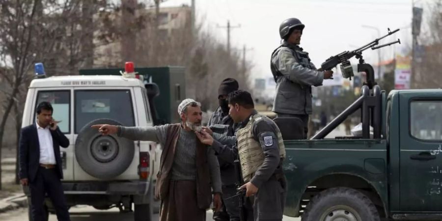 Sicherheitspersonal blockiert die Strasse in der Nähe des Anschlagortes in Kabul. Foto: Rahmat Gul/AP/dpa