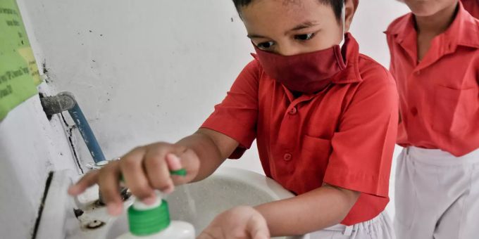 Kindergartenkinder stehen in einer Reihe vor einem Waschbecken während einer Schulung zum Händewaschen im Cinta-Bangsa-Kindergarten in Indonesien. Coronavirus - Indonesien