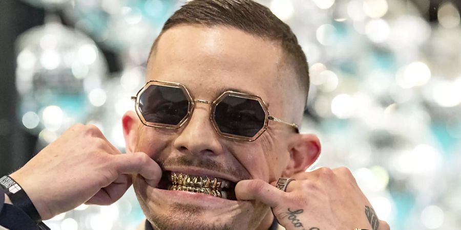 Best Hit - Preisträger Loco Escrito posiert auf dem roten Teppich bei den Swiss Music Awards im KKL in Luzern.