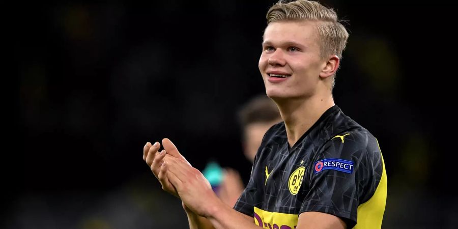 Erling Haaland lässt sich nach seinen zwei Toren im CL-Achtelfinal gegen PSG feiern.