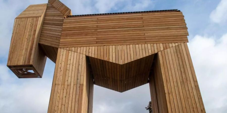 Das Pferd aus Lärchenholz und Stahl soll Anfang April für die Öffentlichkeit begehbar sein und ist nach Angaben des Wickelmann-Museums das grösste trojanische Pferd der Welt. Foto: Klaus-Dietmar Gabbert/dpa-Zentralbild/dpa
