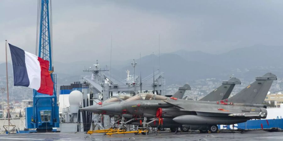 Flugzeuge an Deck des französischen Flugzeugträgers Charles de Gaulle im Hafen von Limassol. Als Grund für die spektakuläre französische Militärpräsenz in Zypern gilt die Entdeckung von unterseeischen Erdgasvorkommen südlich von Zypern.