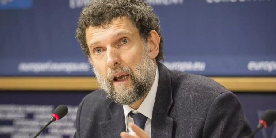 Osman Kavala, Vorsitzender des Kulturinstituts Anadolu Kültür, spricht im Dezember 2014 auf einer Pressekonferenz im EU-Parlament. Foto: Wiktor Dabkowski/dpa