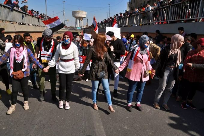 Hunderte Frauen protestieren in den Strassen Bagdads. bagdad