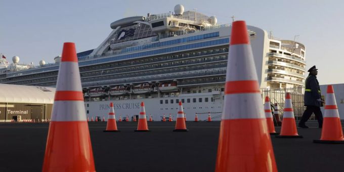 Im März lag das Kreuzfahrtschiff «Diamond Princess» wegen des sich ausbreitenden Coronavirus vor der Küste von Yokohama (Japan) in Quarantäne. Coronavirus Japan Kreuzfahrtschiff