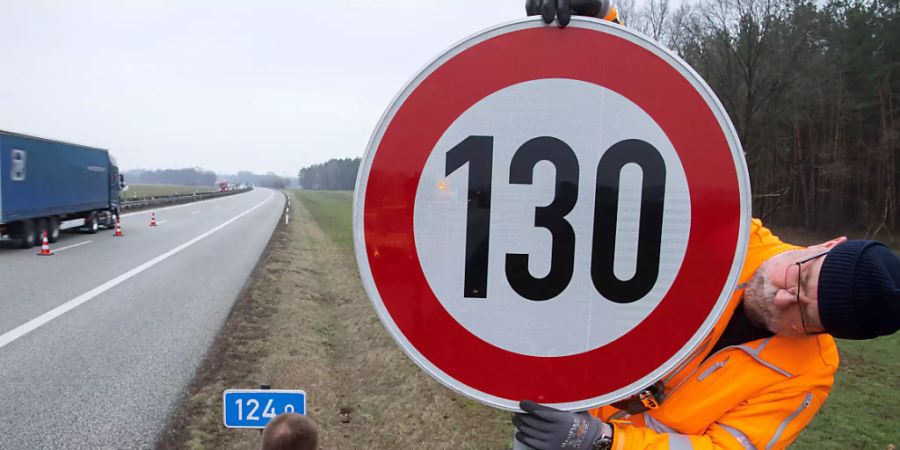Auf deutschen Autobahnen wird es auch künftig kein generelles Tempolimit geben. Der Vorschlag einer Höchstgeschwindigkeit von 130 Stundenkilometern ist im Bundesrat gescheitert. (Symbolbild)