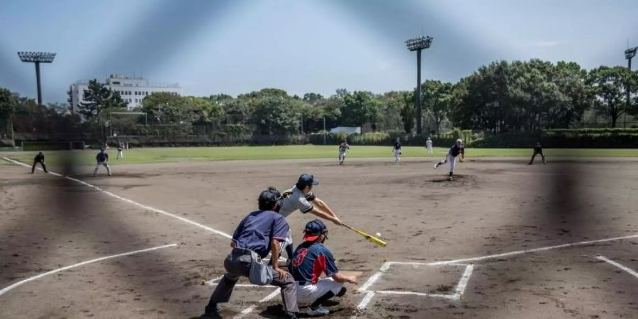 Baseball-Spieler auf einem Trainingsgelände in Tokio. Foto: Michael Kappeler/dpa