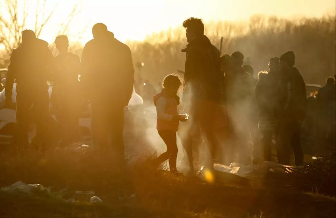 Migranten und Flüchtlinge versammeln sich auf einem Feld an der Grenze zwischen Griechenland und der Türkei um nach Griechenland zu gelangen. Migranten an der griechisch-türkischen Grenze
